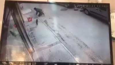 pEdesTRIAn BrutaLLy aSsaULTed by StreeT THuG