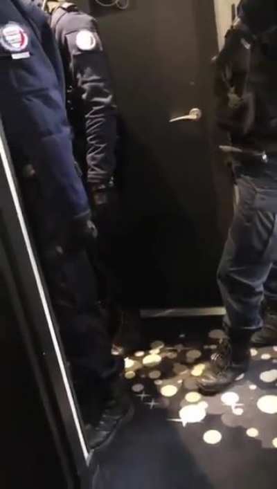 "T'as de la chance qu'on soit &agrave; Paris. Si on &eacute;tait en banlieue, je t'aurais arrach&eacute; la t&ecirc;te."