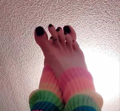 I want these toes sucked on...