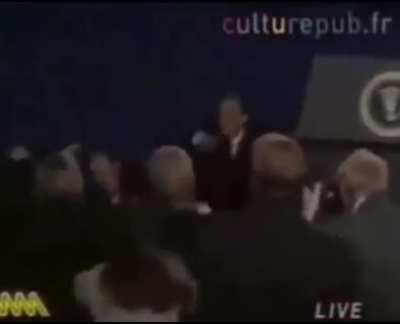 Никогда ещё эта шутка не вызывала такого эффекта.