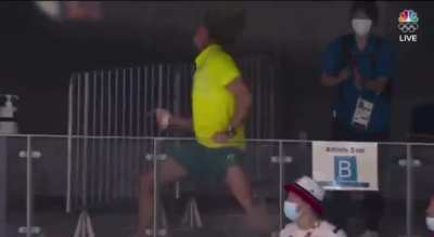 Ariarne Titmus' coach celebrating her 400m freestyle win in style.