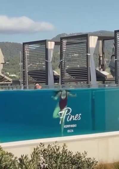 isso acontece por causa da refra&ccedil;&atilde;o da &aacute;gua
