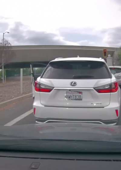 Man cuts guy off and threatens him in front of his kids !