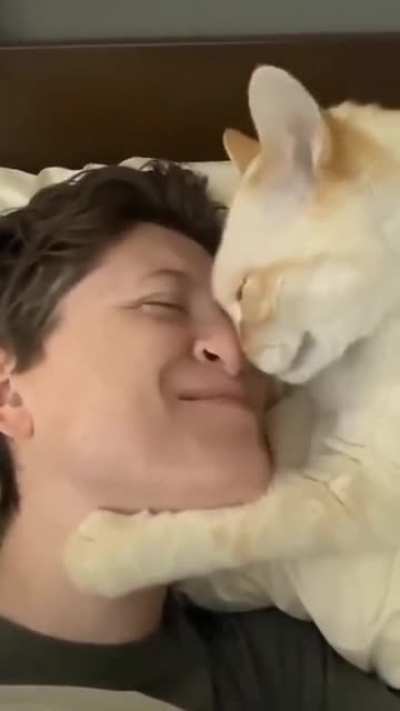 someone seems to have a good friend.. - aww