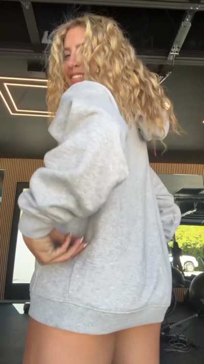this naughty ass knows exactly how to turn heads