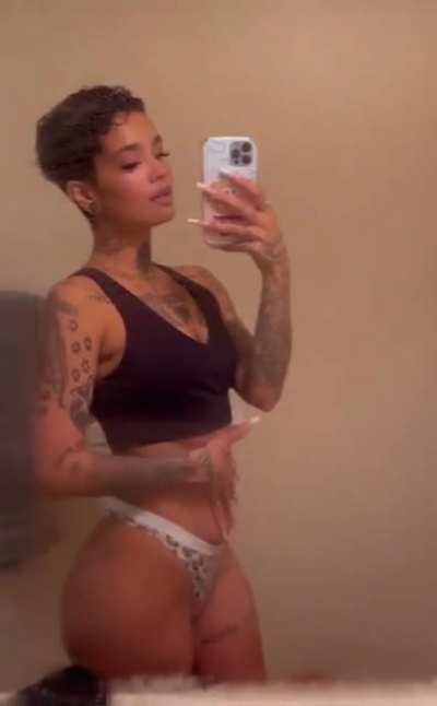 Veee (@sweeeeterthanhoney)