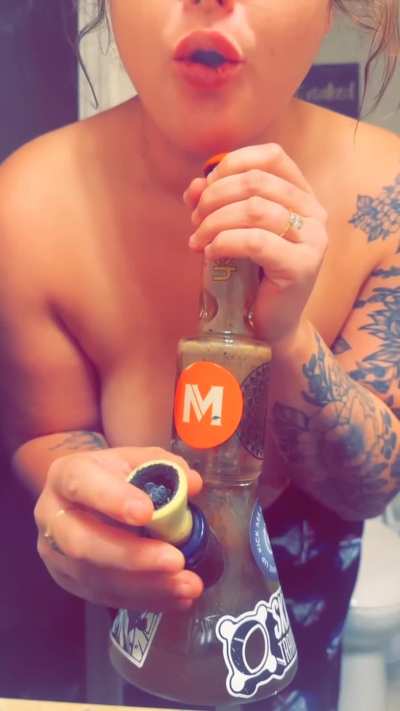 Don&rsquo;t tell my fianc&eacute; I smoked the bong inside the house🤫👀😘