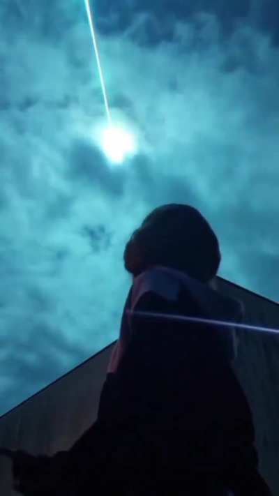 Portekiz’de düşen bir meteorun videosunu farkında olmadan çeken kız