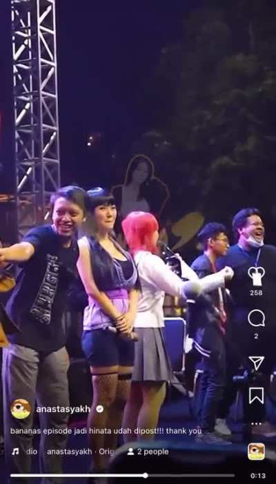 AUDIENCE APPLAUDS HUGE TITS 😮&zwj;💨