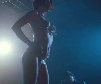 Jennifer Lawrence, dancing
