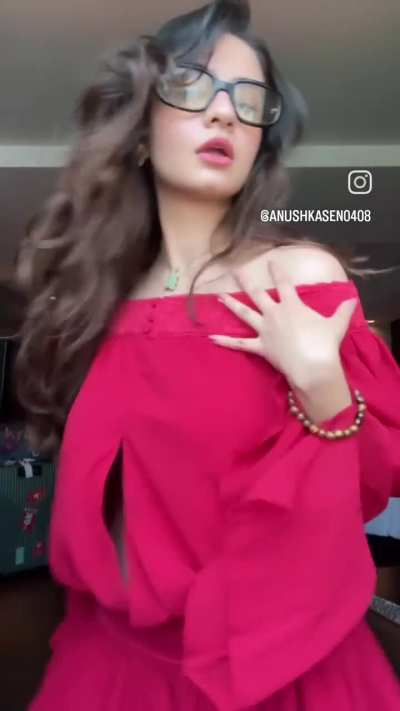Anushka sen focus on her thighs and navel