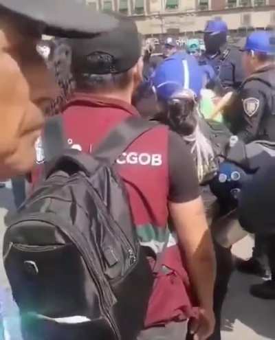 "Primero los pobres", como ya es constumbre, morenarcos valientes rob&aacute;ndole a un ni&ntilde;o su mercanc&iacute;a. Los &uacute;nicos pobres que toleran son los que no trabajan y mantienen con limosnas