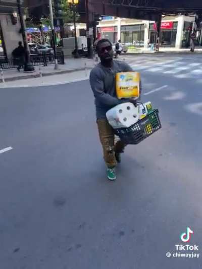 Man on electric unicycle provides live commentary on a police chase 