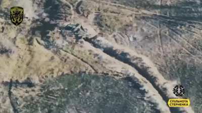 Ukrainian FPV drone attacks group of Russians in trench
