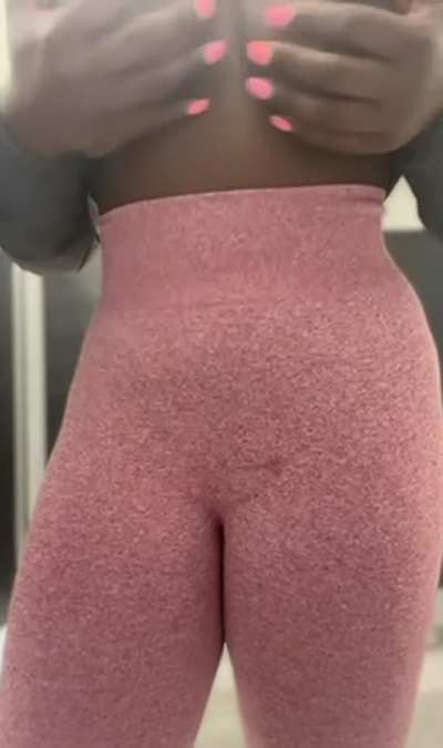 Shhhh&hellip;Don&rsquo;t tell my trainer I was in the bathroom flashing you my cannons 🤫 🤐 💣 😈 💪🏿