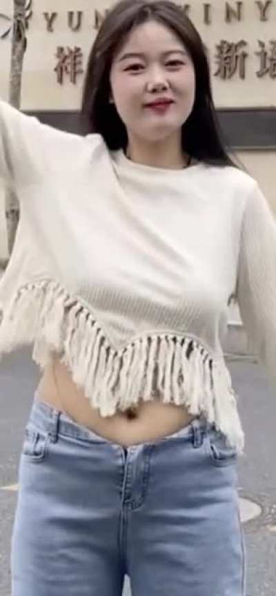when you take pictures of your friend, you want to direct her to do some actions to satisfy your scheming : "Raise your arms and look at the camera."