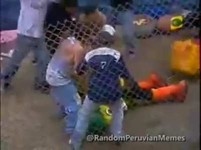 Hombres generosos le ayudan a levantarse a una pobre botarga 😊