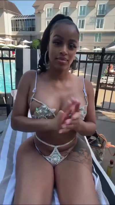 MUST WATCH😱Kiyomi Leslie tight juicy body hourglass shape.