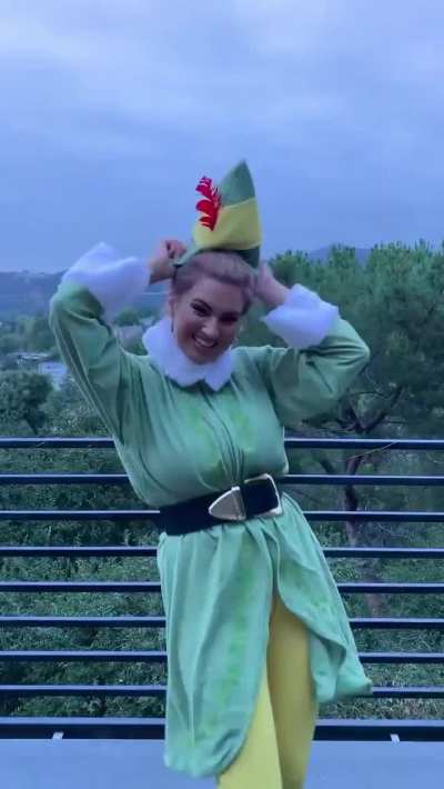 Tori's jugs look so great here! ❤❤
