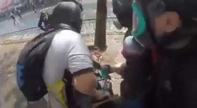 [NSFL] Momento exacto en el cual periodista es baleada en los disturbios entre manifestantes y comerciantes ambulantes en barrio Meiggs