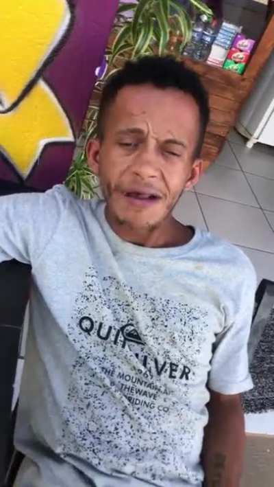 Ele gosta