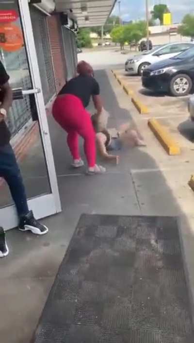 Jealous ex violently beats up her baby daddy&rsquo;s new girl as the baby tries to help her&hellip;