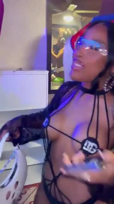 Shaking ass😍🍑