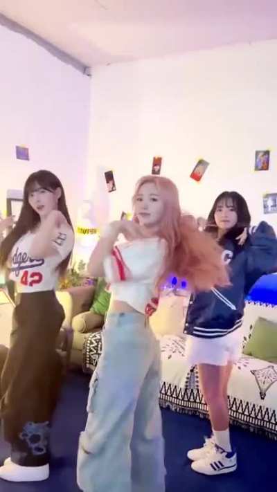 [230331] Yeseo, Mashiro &amp;amp; Chaehyun TikTok update: I feel Giddy😻 #Giddychallenge [LOVESTRUCK!]