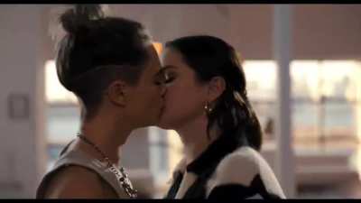 Cara Delevingne vs Selena Gomez