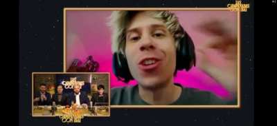 Rubius esta desarrollando una obsesi&oacute;n por comerse su c&aacute;mara OMEGALUL