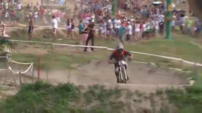 Downhill yarışında epik hareket