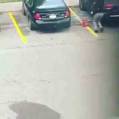 E essa mulher que levou um p&eacute; na bunda por causa desse carro e quis se vingar...