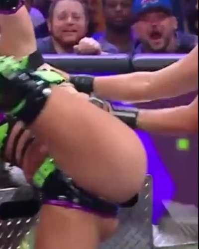Ronda Literally Beating Liv&rsquo;s Ass 😳