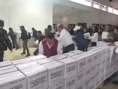 Otro montaje de MORENA, mueven cajas vac&iacute;as de supuesta ayuda de un lado a otro para fingir que est&aacute;n haciendo algo, f&iacute;jense como las mueven hasta con una mano