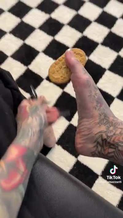 Eating from between toes @angelaamazzanti