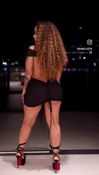 Ari showing off the best curves in the planet