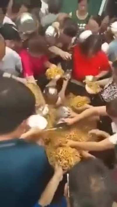 又是最经典的猪抢食环节..