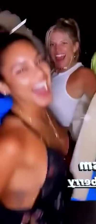Tits n&rsquo; tongue