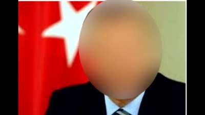 S&ouml;nmez gelişine giydiriyor