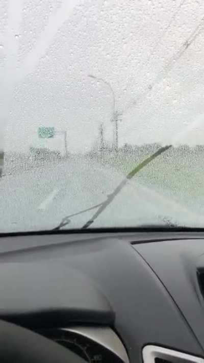 S&oacute; um parabrisa hidrof&oacute;bico