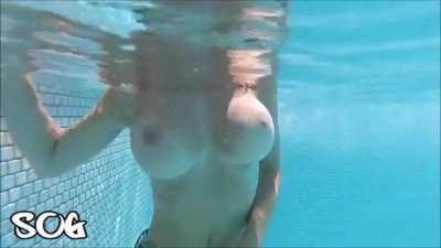 Boobs Underwater