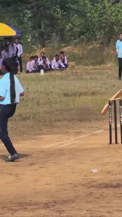 This is the goofiest cricket I have ever seen 💀