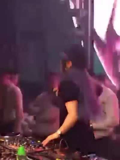 DJ Sonass promoting K/DA&rsquo;s new EP (sorry for thr bad qualitea lol)