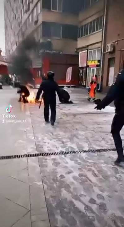 На Тверской мужчина совершил самосожжение. Мотив не известен. Сейчас в реанимации.