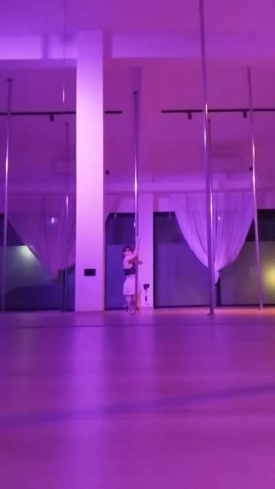 Absolute beginner here, I think I managed to do the chair spin (ignore the music, someone was doing yoga while I was in the studio)