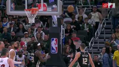 [Highlight] Jae Crowder attempts to grab Jimmy Butlers leg from the foul. Given a flagrant one