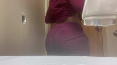 Sniff mama ass while she&rsquo;s at work