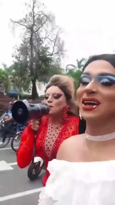 "we the f*gs have more balls than Duque" (Colombia's president)