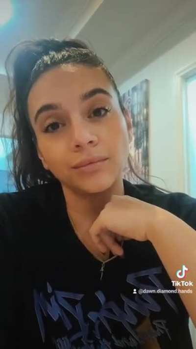 Woman huffing and acting her way through a deep and powerful message about having a "limitless mindset" so you'll pay $40/month for access to her stock trading Discord