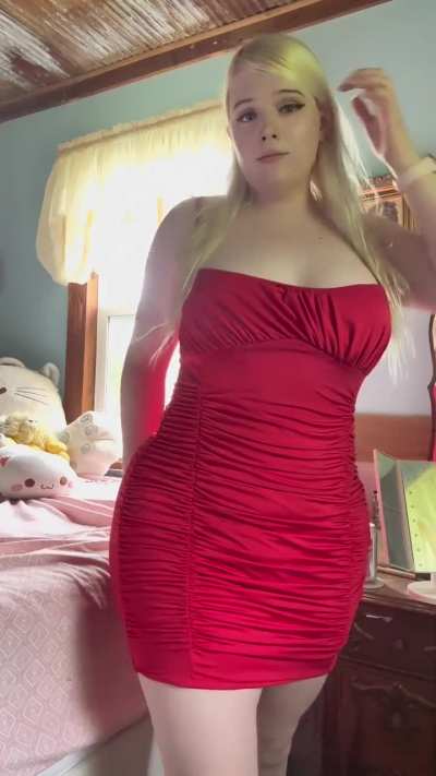 31 [F] a lil red dress &hearts;️